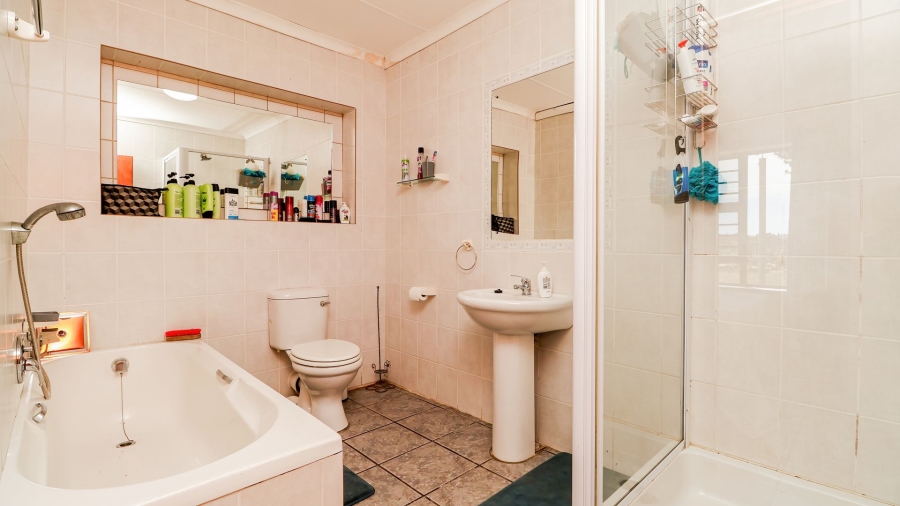 5 Bedroom Property for Sale in Aalwyndal Western Cape